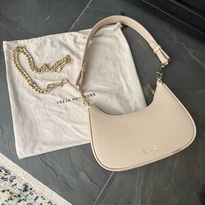 Freja New York Cream Shoulder Bag